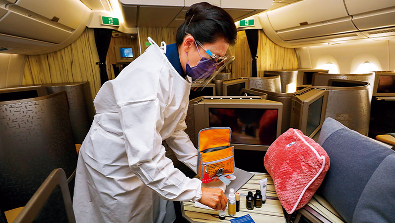 在華航永續航班的商務艙內，從枕頭、乳液、爽身噴霧等備品，全符合永續認證。特別是橘色的環保包，是由淘汰的救生衣製成